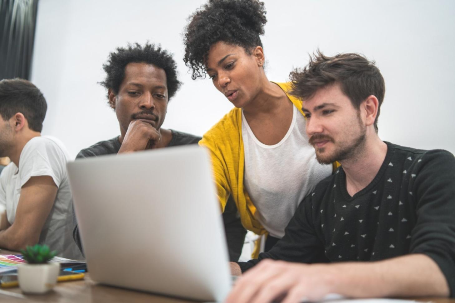 Gut organisierter Arbeitsplatz mit Büchern und Laptop für Fernstudium